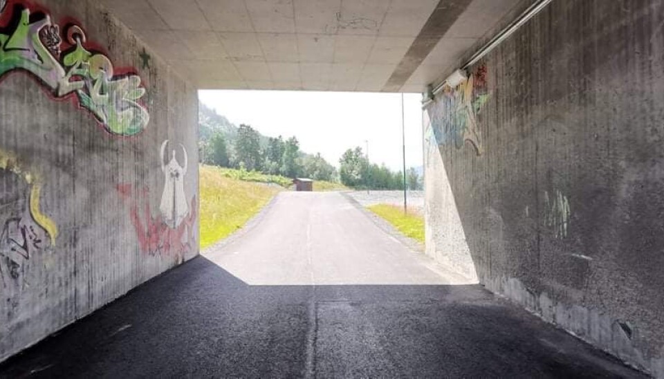 FØR: Slik så en av undergangene i Volda ut før veggene ble malt hvite. FØR: Slik så en av undergangene i Volda ut før veggene ble malt hvite.