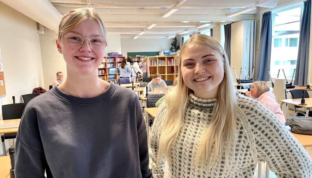SKAL STEMME: Henriette Nærø (17) og Celina Frøystad (17) er glade for at dei fekk sjå ein skuledebatt, sjølv om dei helst skulle vore i lokalet sjølv også. SKAL STEMME: Henriette Nærø (17) og Celina Frøystad (17) er glade for at dei fekk sjå ein skuledebatt, sjølv om dei helst skulle vore i lokalet sjølv også.