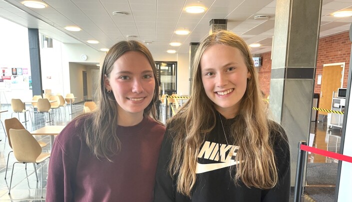 Syskenbarna Vanessa Vedvik og Lenita Vedvik gleder seg til å stemme ved kommunevalet i 2023. Enn så lenge må dei nøye seg med skulevalet. Syskenbarna Vanessa Vedvik og Lenita Vedvik gleder seg til å stemme ved kommunevalet i 2023. Enn så lenge må dei nøye seg med skulevalet.