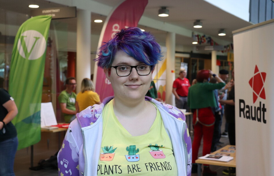 Student Jenny Ulla (21) synes det er viktig å snakke med alle partiene, selv om man ikke alltid er enig i politikken.