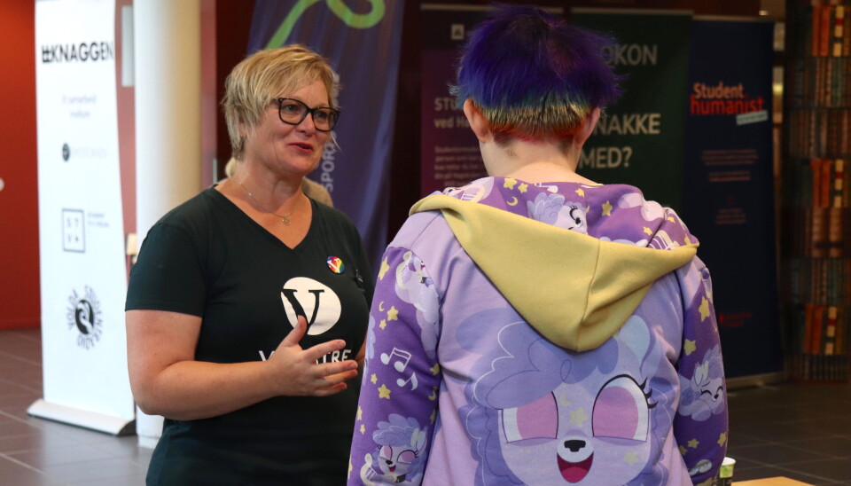 Lena Landsverk Sande (V) svarer på spørsmål fra student Jenny Ulla (21). Lena Landsverk Sande (V) svarer på spørsmål fra student Jenny Ulla (21).