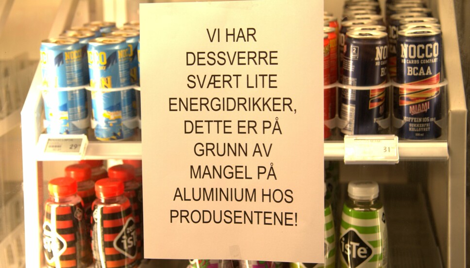 SKILT: På Spar Volda blir kunder møtt med dette skiltet når de skal hente en vare fra drikkeskapet.
