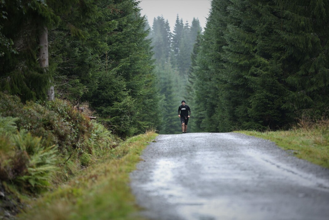 LANGT INNE I SKOGEN: Eirik Ramsli er i gang med å løpe. Langt. Og lenge. LANGT INNE I SKOGEN: Eirik Ramsli er i gang med å løpe. Langt. Og lenge.