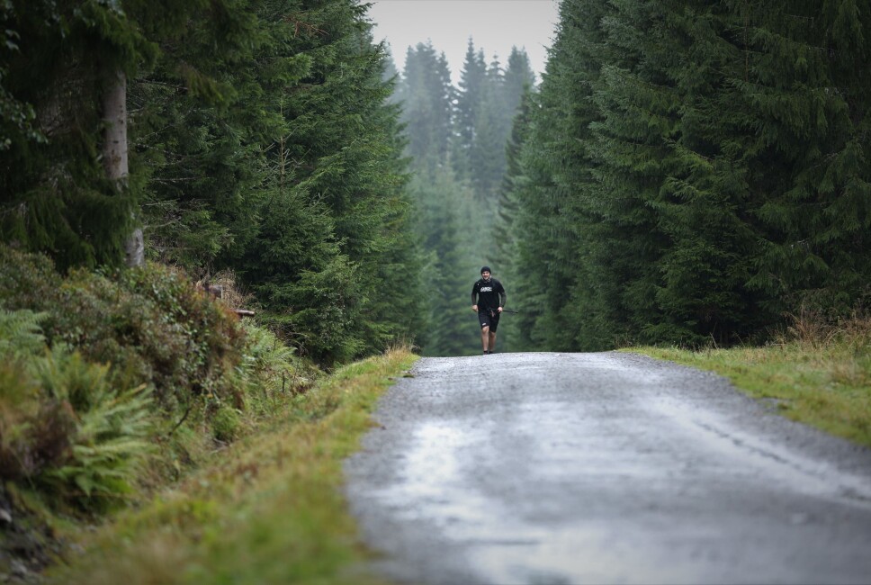 LANGT INNE I SKOGEN: Eirik Ramsli er i gang med å løpe. Langt. Og lenge.