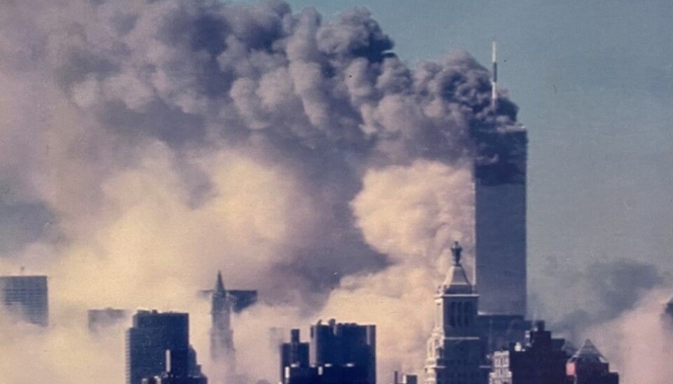 Bildet har hun printet ut og rammet inn. Bildet er tatt etter at det andre flyet hadde kræsjet inn i det andre tårnet.