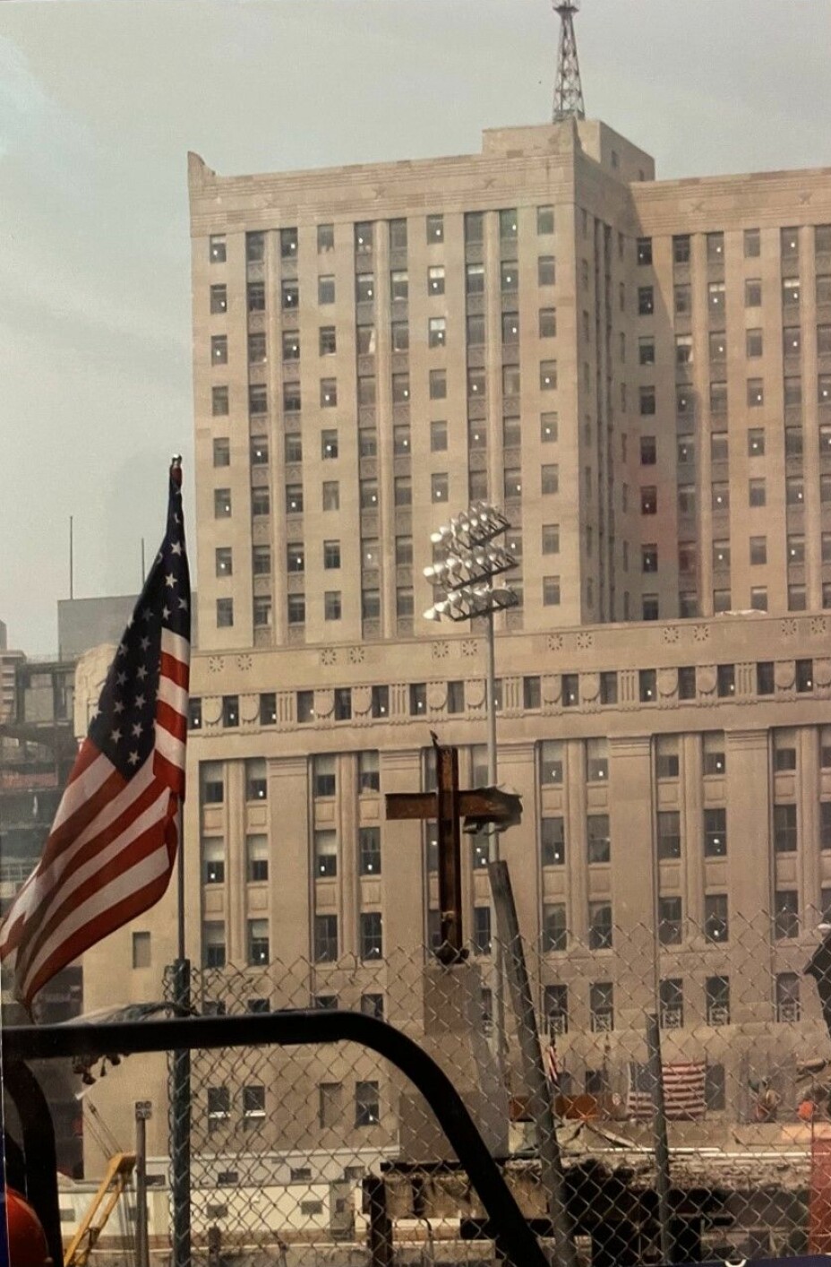 Under oppryddingen på Ground Zero, ble det funnet to stjålbjelker formet som et kors. Dette ble for mange amerikanerne et symbol på håp.
