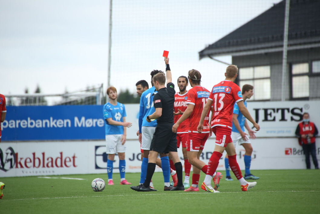 MARSJORDRE: Paul- Henri Moussinga Mouasso fikk sitt andre gule kort etter 37 minutter. MARSJORDRE: Paul- Henri Moussinga Mouasso fikk sitt andre gule kort etter 37 minutter.