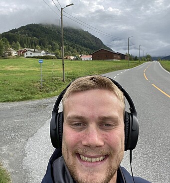 Bård starter på et busstopp ved Åmdalen. Busstoppet skal være der Sirkel Sag starter i musikkvideoen. Bård starter på et busstopp ved Åmdalen. Busstoppet skal være der Sirkel Sag starter i musikkvideoen.