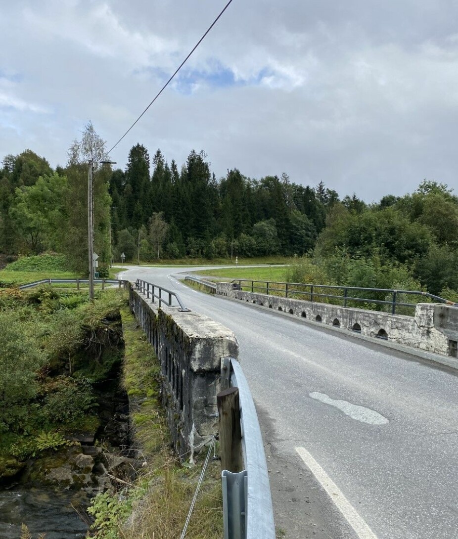 Broa Bård må krysse, i følge musikkvideoen, fører til den lengste veien i følge kartet.