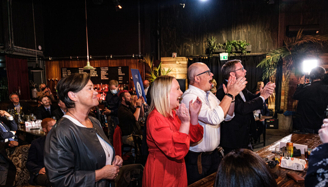 JUBEL I SALEN: Første prognosene viser god oppslutning for Jonas Gahr Støre og Arbeiderpartiet. JUBEL I SALEN: Første prognosene viser god oppslutning for Jonas Gahr Støre og Arbeiderpartiet.