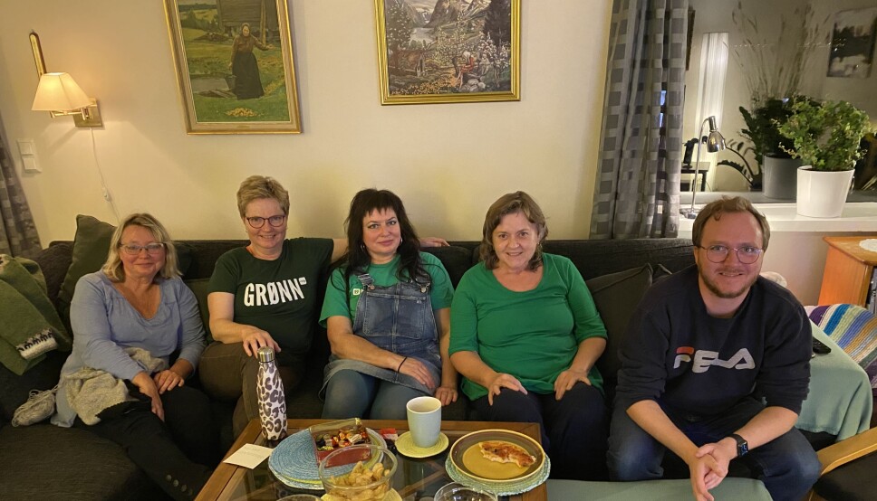 PÅ VALGVAKE I STUA: (f.v) Inghild Remøy, Annlaug Stokke, Irén Aambø, Magnhild Sande og Olav Øyehaug Opsvik. PÅ VALGVAKE I STUA: (f.v) Inghild Remøy, Annlaug Stokke, Irén Aambø, Magnhild Sande og Olav Øyehaug Opsvik.
