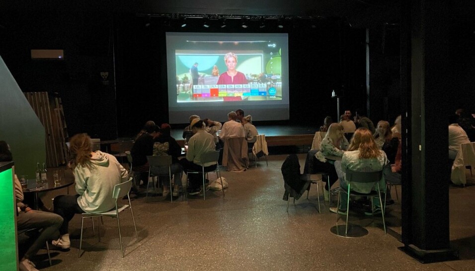 Det var et flertall av studenter under valgvaken på Rokken i Volda.