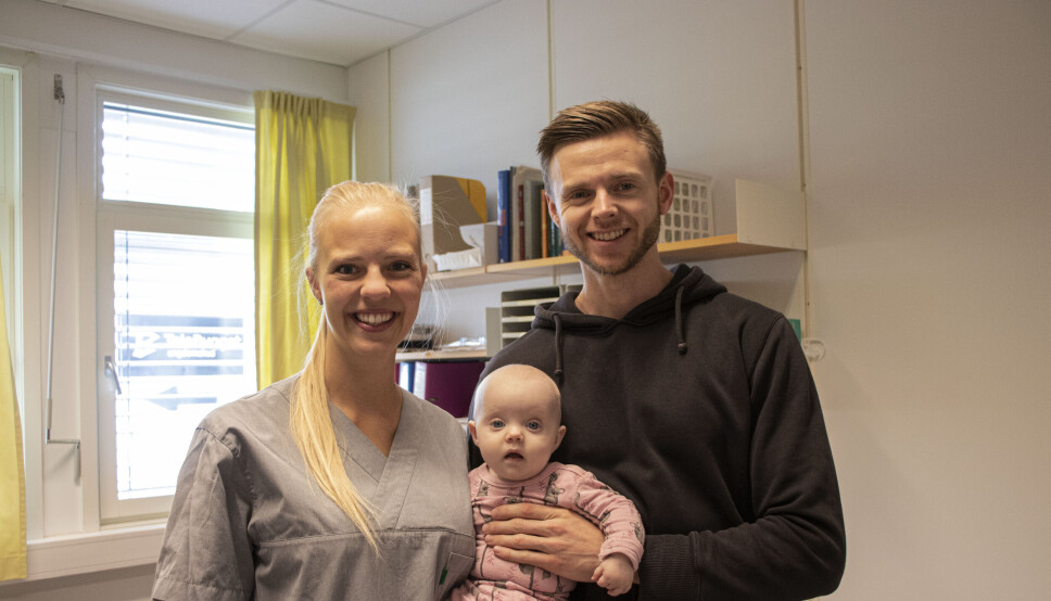 MØTES PÅ LEGEKONTORET: Margrethe Oma (f.v.) får besøk av samboer Marcus Osdal og deres datter Tiril på legekontoret i Volda. Margrethe er på jobb, men har pause. I løpet av pausen skal hun spise lunsj og amme Tiril.