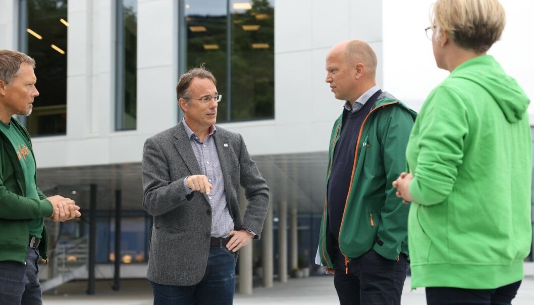 PÅ BESØK: (f.v.) Per Ivar Lied, Johann Roppen, Trygve Vedum og Sølvi Dimmen utenfor Høgskulen i Voldas nye mediebygg. PÅ BESØK: (f.v.) Per Ivar Lied, Johann Roppen, Trygve Vedum og Sølvi Dimmen utenfor Høgskulen i Voldas nye mediebygg.