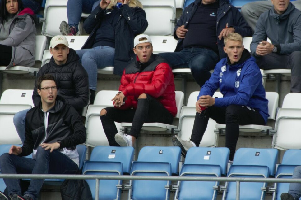 Ola Heltne Nilsen (i blå jakke) og kompisene fikk se et sjansesløsende Hødd-lag på Høddvoll søndag.