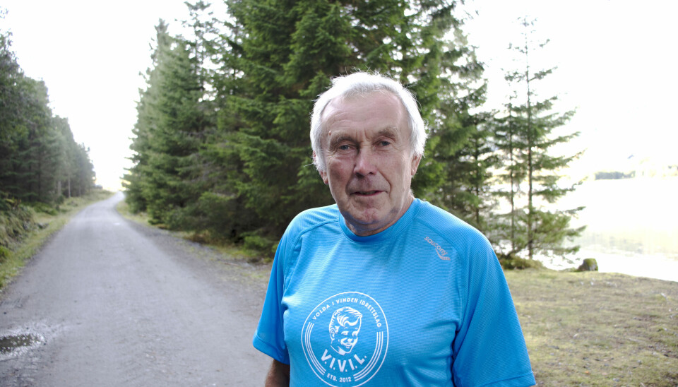 SPREK: Knut Innselset er en sprek 74-åring. Hver mandag trener han sammen med løpegruppen sin ved Rotevatnet. Intervallene er på en kilometer. Innen seks minutter må løperne nå målstreken.