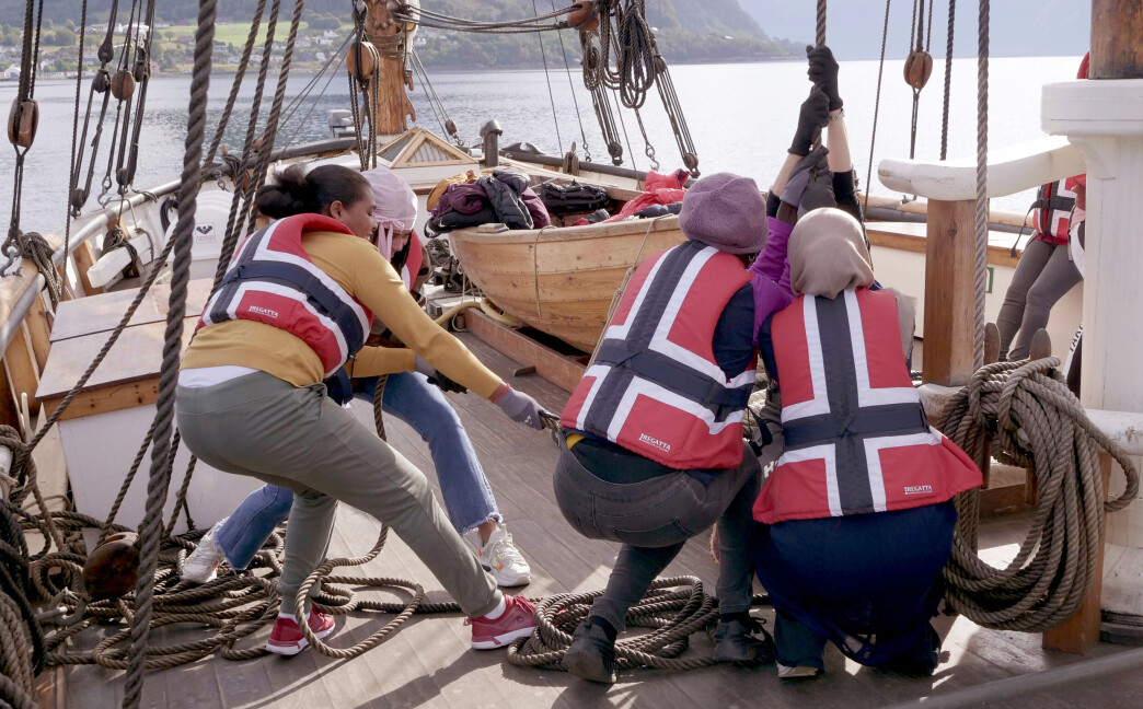 Det er tungt å heise seil, og det blir drakamp ute på Voldsfjorden. Det er tungt å heise seil, og det blir drakamp ute på Voldsfjorden.