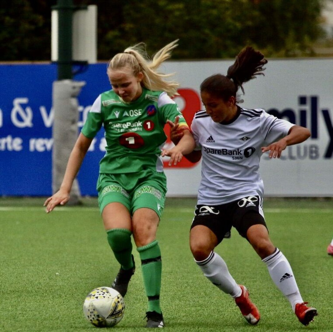Signe Vinjevoll (t.v.) i en duell mot Rosenborg 2 tidligere i sesongen da det ble 0-1-tap. Signe Vinjevoll (t.v.) i en duell mot Rosenborg 2 tidligere i sesongen da det ble 0-1-tap.
