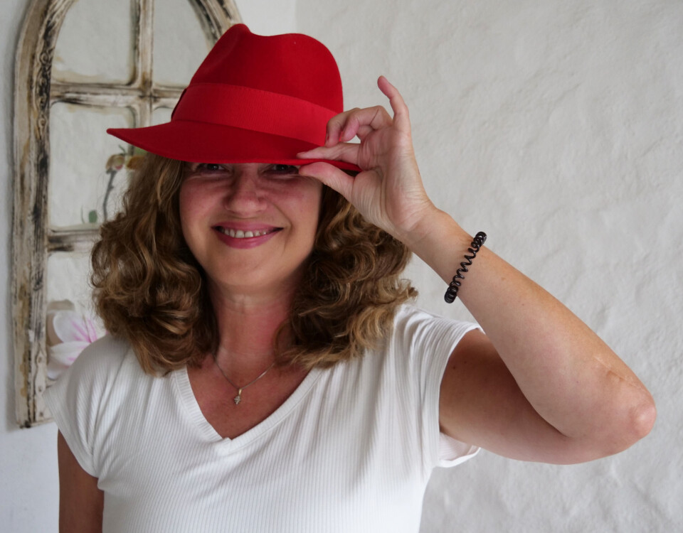 En hatt kan legge til det lille ekstra ved et antrekk - her er skaperen med en av de mer særpregedne hattene sine. En hatt kan legge til det lille ekstra ved et antrekk - her er skaperen med en av de mer særpregedne hattene sine.
