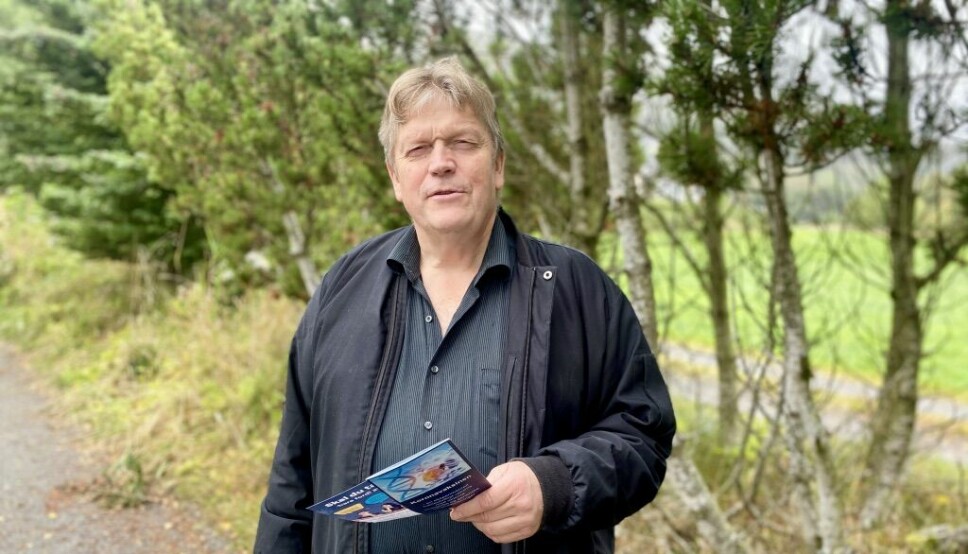 DELTE UT: Kåre Johan Lynge (63) delte ut vaksinebrosjyrer til skoleever på Søre Sunnmøre.