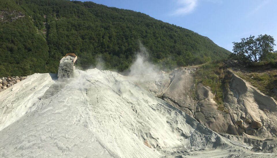 PLAGES: Bildet viser en støvsky som er på vei inn mot naboenes eiendommer fra Steinsvik Olivine AS sitt lagerområde. Sindre Kvangarsnes har dokumentert forholdene i en lengre periode.