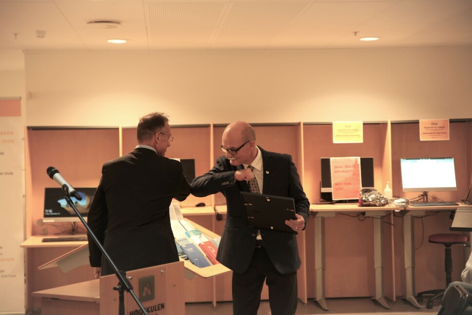 VINNER: Her får Roar Amdam (t.h.) FoU-prisen av rektor ved Høgskulen i Volda, Johann Roppen.