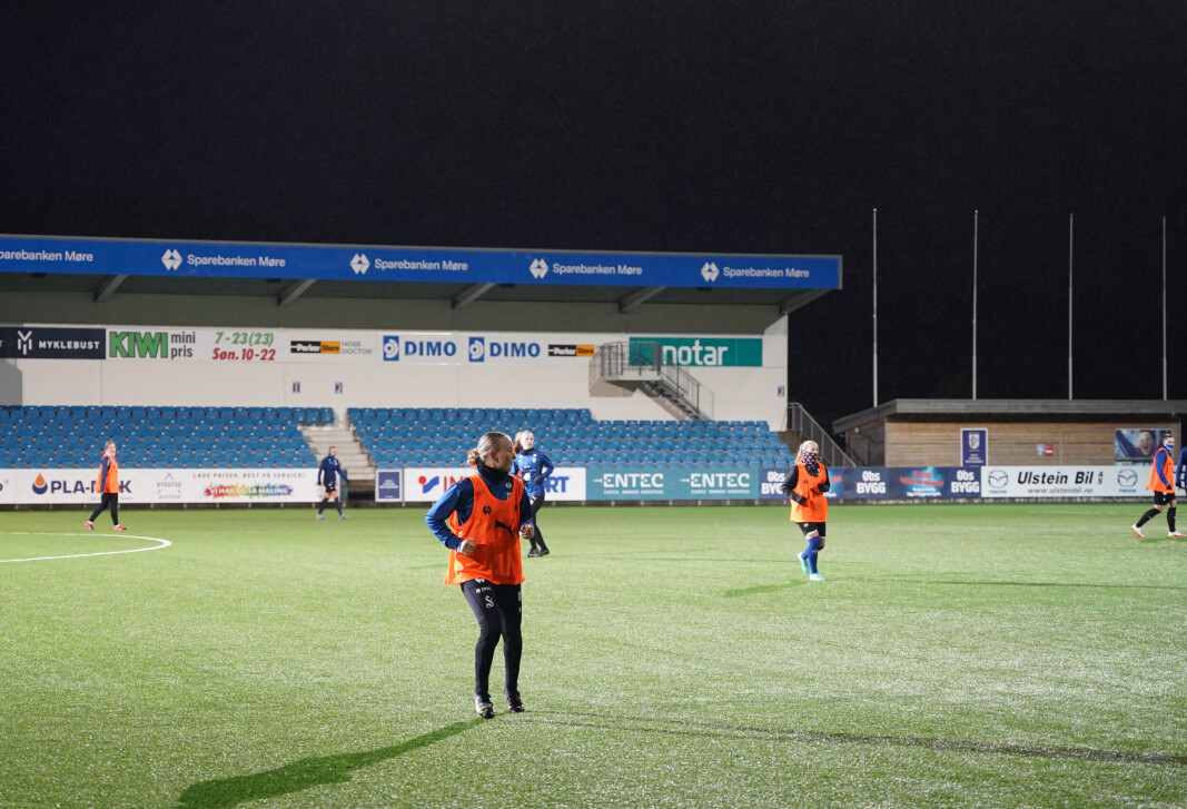 Madelen Eid (16) trener og spiller på Hødvoll stadion. Her trener hun på formasjonsspill. Madelen Eid (16) trener og spiller på Hødvoll stadion. Her trener hun på formasjonsspill.