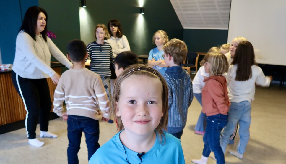 Teatergruppa varmar opp før dei går i gong med å være ulike dyr. Georg var ein T-Rex med store klør! Instruktør Martine Follestad til venstre.