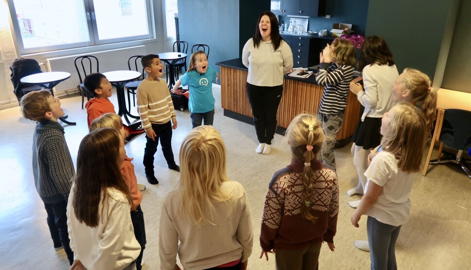 OPPVARMING: Barna startar med å varme opp ansiktet. Dei gapar så høgt som dei kan for å bite over eit eple, og rynkar ansiktet saman som ei lita rosin.