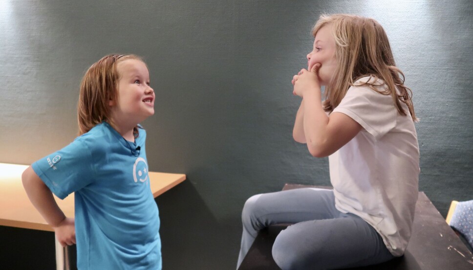 Georg skjærer grimaser saman med teatervenninne Kristine Eskeland Ulvestad (8).