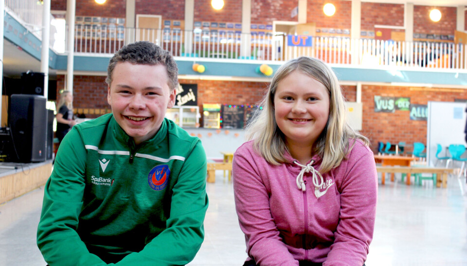 DÅRLIG LUFT: Åttendeklassingene Jone Zetterstrøm og Amalie Christina Eggesbø synes det er dårlig luft i gamle Volda ungdomsskule. De ser frem til en skolehverdag med bedre luft. DÅRLIG LUFT: Åttendeklassingene Jone Zetterstrøm og Amalie Christina Eggesbø synes det er dårlig luft i gamle Volda ungdomsskule. De ser frem til en skolehverdag med bedre luft.