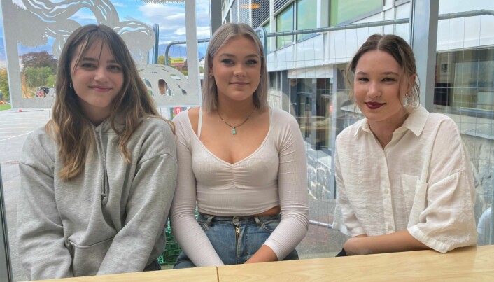 VENNINNER: Stina Steinsvik (18), Anna Sofie Kvalsund (18) og Elise Remøy Thrane (18) er elever ved Volda vidaregående skule.