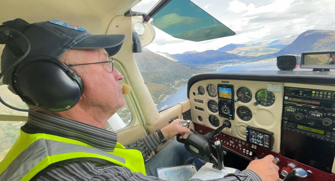 HOBBYPILOT: Terje Reidar Refsnes tok med Nærnett opp i luften. Klubbens eldstemann ville vise akkurat hvorfor han liker så godt å fly. HOBBYPILOT: Terje Reidar Refsnes tok med Nærnett opp i luften. Klubbens eldstemann ville vise akkurat hvorfor han liker så godt å fly.