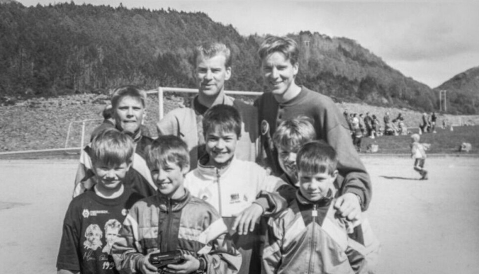 «HEIM IGJEN»: Jan Åge Fjørtoft tar opp tradisjonen med fotballskole i Gursken. Her fra 1994 med landslagskollega Tore Pedersen.