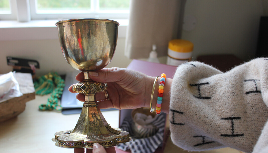 TRE KVINNER; EN MANN: Begeret fra middelalderen viser at kvinner er viktig, også i den kristne troen. Begeret heter alterkalk og er avbildet Hellige Olav, Sankt Sunniva, Maria Magdalena og Sankt Barbara. TRE KVINNER; EN MANN: Begeret fra middelalderen viser at kvinner er viktig, også i den kristne troen. Begeret heter alterkalk og er avbildet Hellige Olav, Sankt Sunniva, Maria Magdalena og Sankt Barbara.