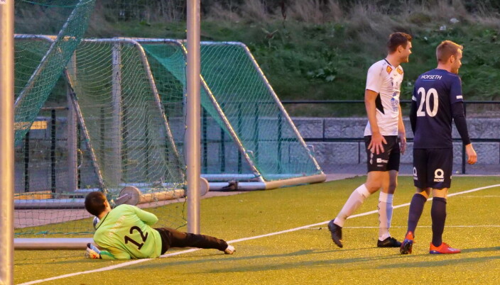 Marius Haaberg Ersvåg famler ballen over streken da kampens første scoring kom signert Simon Bjørdal etter kvarteret spilt. Marius Haaberg Ersvåg famler ballen over streken da kampens første scoring kom signert Simon Bjørdal etter kvarteret spilt.