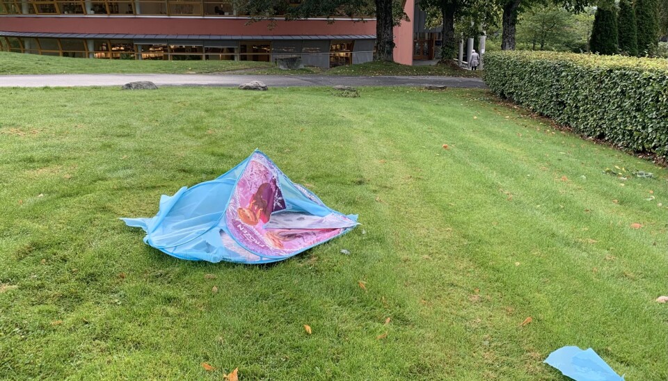 Dette teltet lå et døgn utenfor Høgskulen i Volda, før Nærnetts reportere plukket det opp.