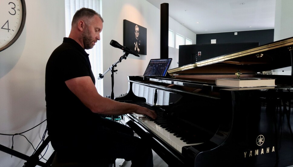 Grodås fortel at alt, både av sangkunnskap og piano, er sjølvlært.