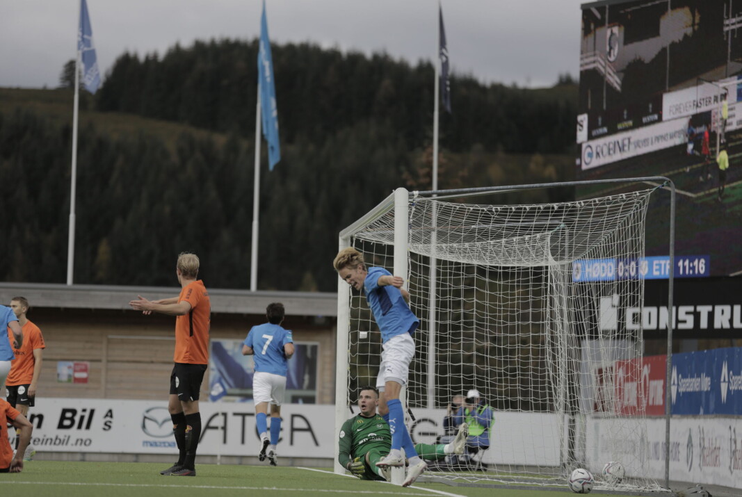 GOD STEMNING: Her har Robin Hjelmseth akkurat satt inn 1-0. Eirik Franke Sauness jubler for scoringen. GOD STEMNING: Her har Robin Hjelmseth akkurat satt inn 1-0. Eirik Franke Sauness jubler for scoringen.