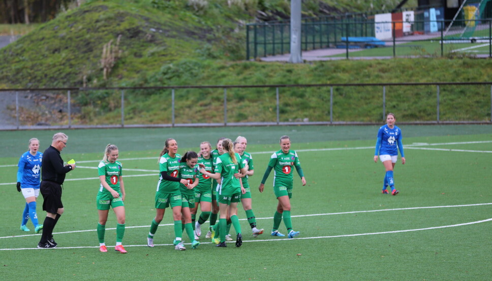 LAGSEIER: Hjemmelaget kan feire scoring og 4-0 seier mot Hødd. Målet kom etter godt angrepsspill