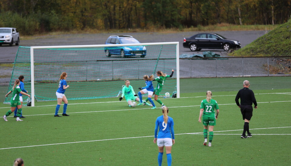 MÅLSCORER: Oselie Henden puttet to mål for Volda søndag. Det var hennes første mål for sesongen, i årets siste kamp MÅLSCORER: Oselie Henden puttet to mål for Volda søndag. Det var hennes første mål for sesongen, i årets siste kamp