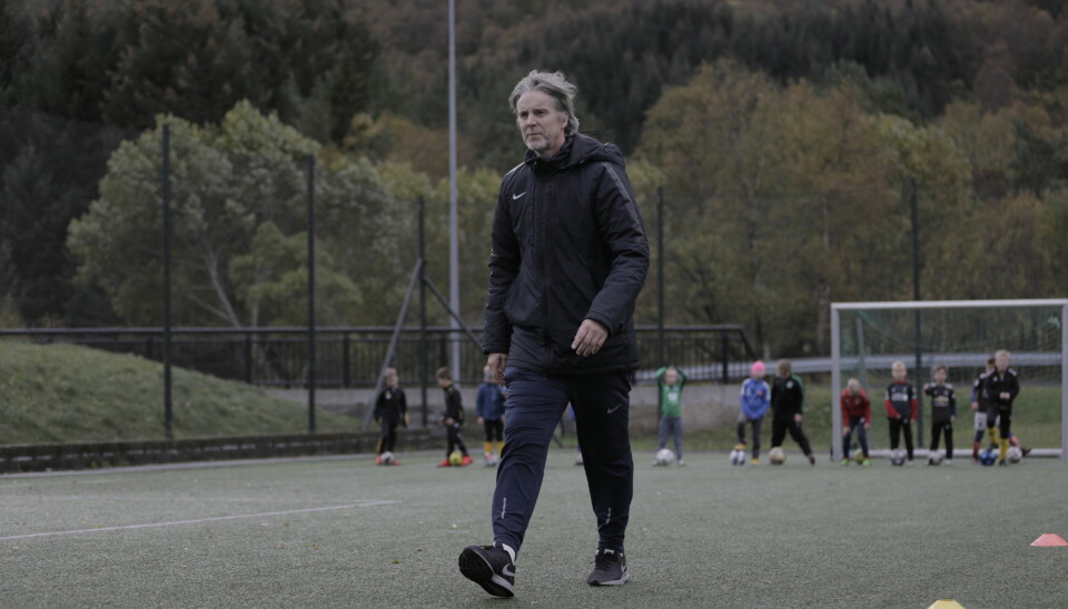 TILBAKE TIL RØTTENE: Jan Åge Fjørtoft (54) i aksjon under sin egen fotballskole lørdag.
