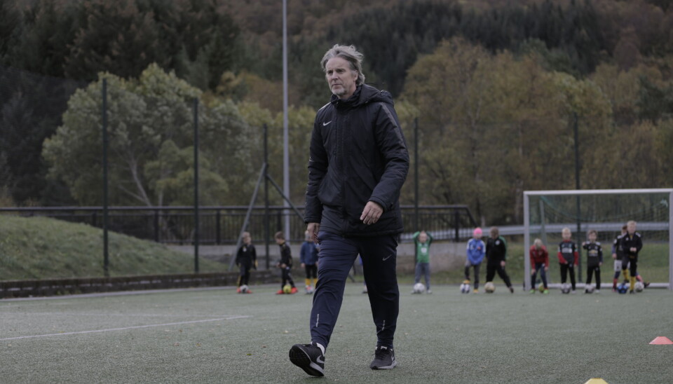 TILBAKE TIL RØTTENE: Jan Åge Fjørtoft (54) i aksjon under sin egen fotballskole lørdag. TILBAKE TIL RØTTENE: Jan Åge Fjørtoft (54) i aksjon under sin egen fotballskole lørdag.