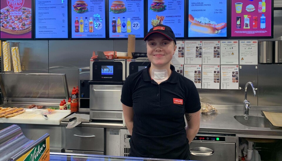 Medarbeider Nora ved Circle K Volda merker godt at flere reagerer på prisøkningen. Medarbeider Nora ved Circle K Volda merker godt at flere reagerer på prisøkningen.