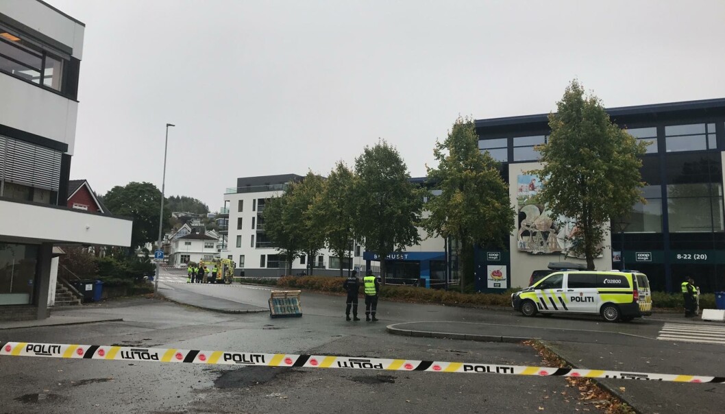 AVSPERRINGER: Politiet har avsperret et større område i nærheten av ulykkesstedet. AVSPERRINGER: Politiet har avsperret et større område i nærheten av ulykkesstedet.
