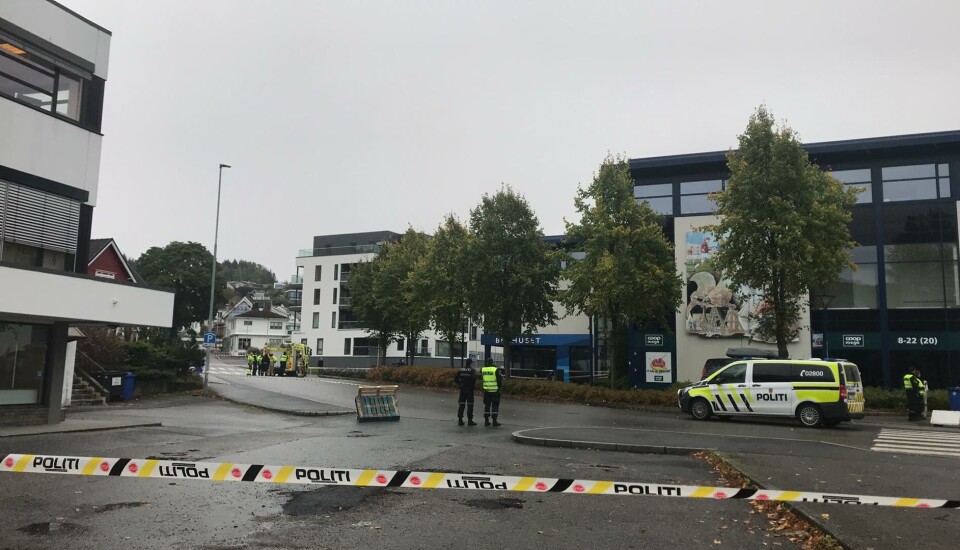 AVSPERRINGER: Politiet har avsperret et større område i nærheten av ulykkesstedet.