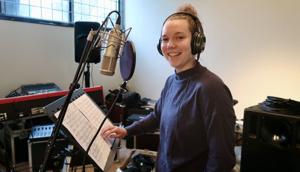 MUSIKALSK FAMILIE: «Jorda rundt på 80 dager» blei satt opp på operahuset på Nordfjordeid nyleg, og seks av åtte Pavelich-familiemedlem deltok på scenen.