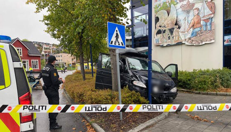 KOLLISJON: Politiets kjøretøy kolliderte med en stolpe i Ulsteinvik sentrum.