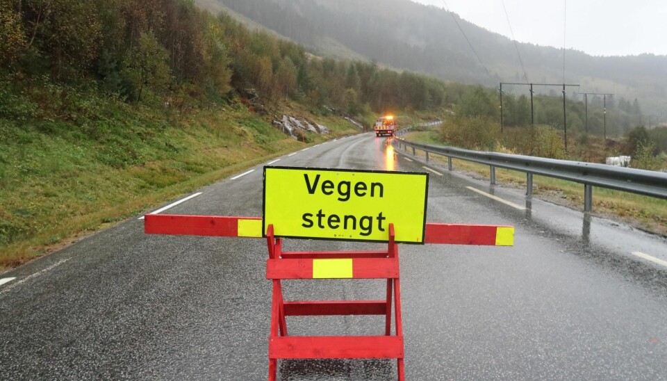 STOPP: Det er blitt satt opp veisperringer i nærheten av området hvor raset gikk. STOPP: Det er blitt satt opp veisperringer i nærheten av området hvor raset gikk.