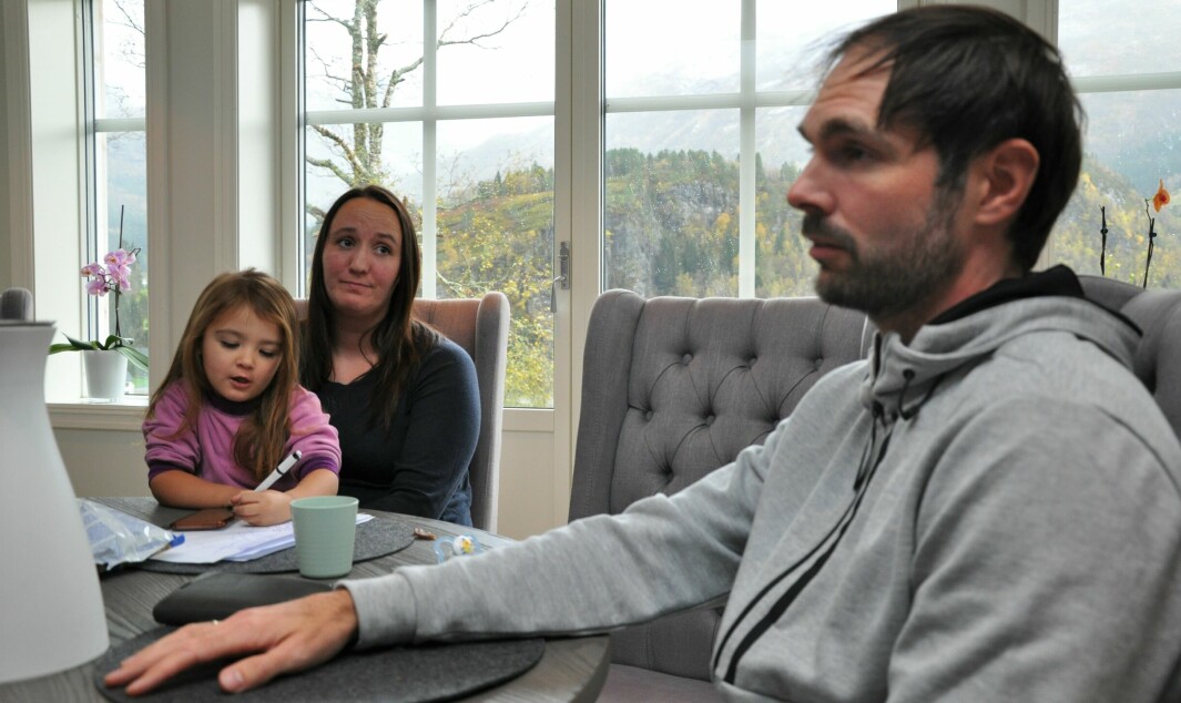 Kjell Rune Førde tok turen til Austefjorden for å dele bekymringer og tanker sammen med andre foreldre i "samme" situasjon. F.v: Amalie Leite Høydal (2), Linn Kristin Leite Høydal og Kjell Rune Førde.